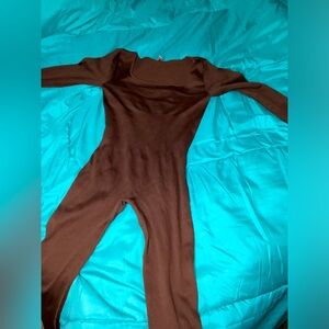 Brown bodysuit very stretchy and gives body hourglass🫵🏾🫶🏽